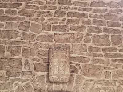...su uno dei quali spicca lo stemma di Bitonto con l�ulivo e due leoni 